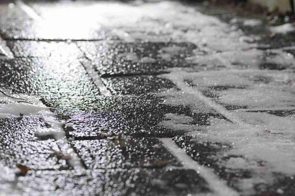 STANJE NA PUTEVIMA/ Zbog niskih temperatura moguća poledica, brojni sanacioni radovi