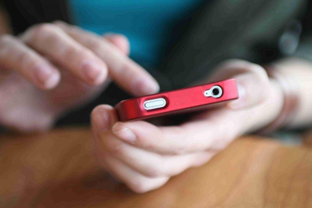 Korištenje mobitela u vožnji u Hrvatskoj kažnjavat će se s tisuću kuna