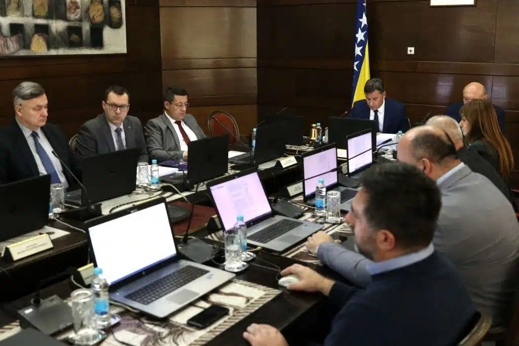 Predloženo smanjenje stope doprinosa i izmjena zakona radi rasterećenja obaveza poslodavaca