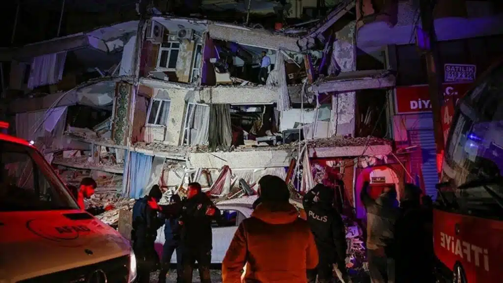 Utrka s vremenom nakon potresa: Spašavanja nakon više od 200 sati (FOTO)