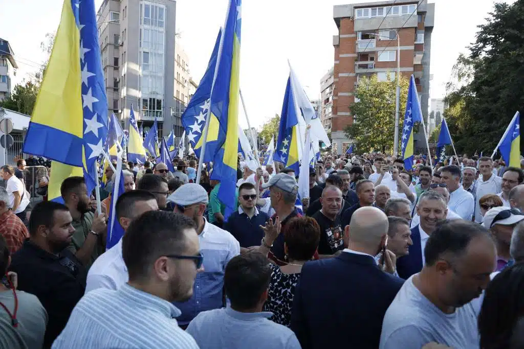 Protesti ispred OHR-a u 14 sati