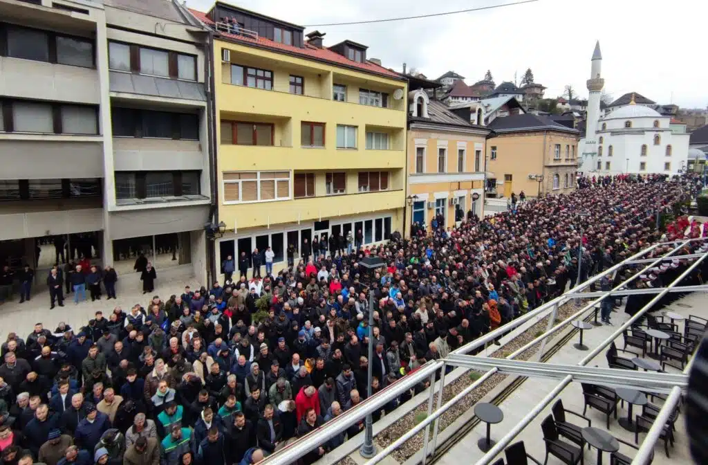 Hiljade ljudi u Jajcu klanjalo dženazu trojici poginulih radnika