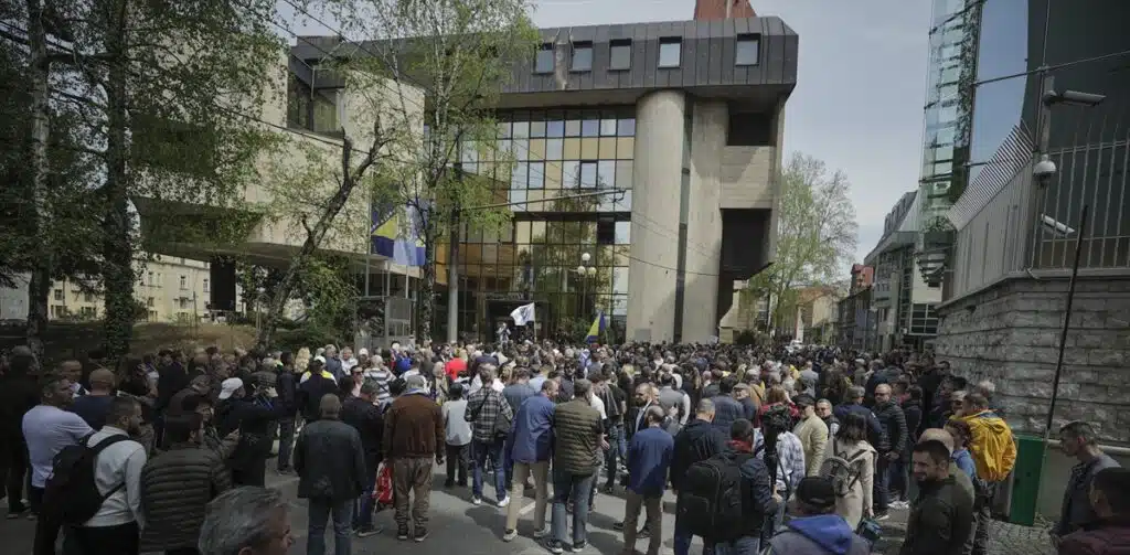 Više stotina građana protestuje ispred Parlamenta Federacije BiH, protive se imenovanju nove vlade
