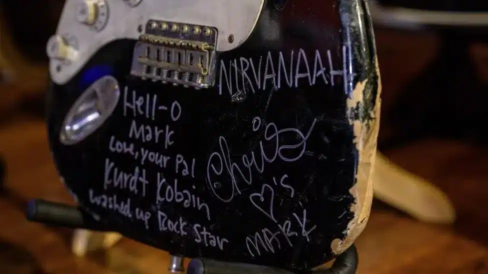 gitara koju je razbio frontmen nirvane prodana za gotovo 600.000 dolara