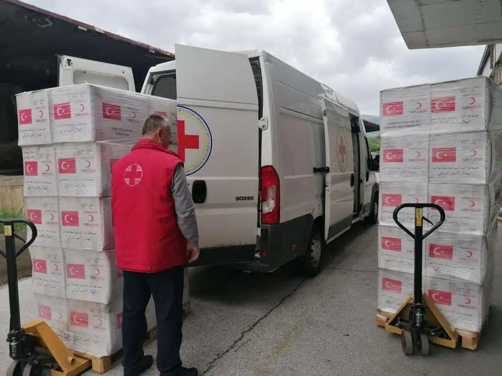Crveni križ FBiH: Čizme, isušivači, pumpe za ispumpavanje vode, deke i konzervirana hrana na putu za USK