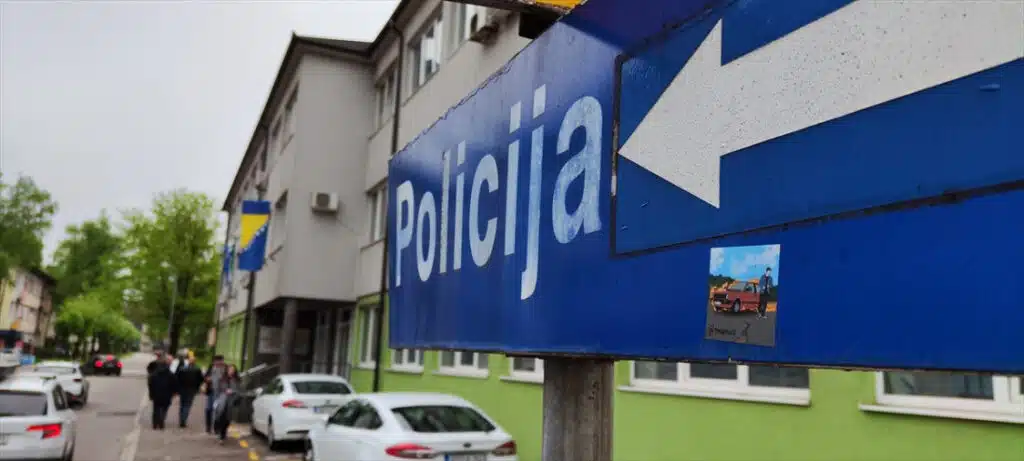Priveden 18-godišnjak zbog prijetnji učenicima škole u Bihaću