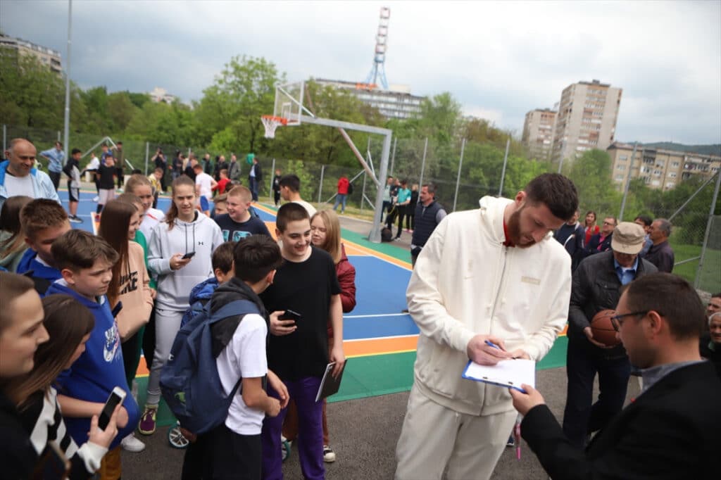 jusuf nurkić mladima tuzle poklonio košarkaško igralište (foto)