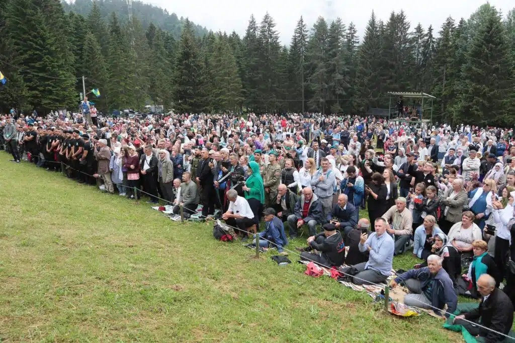 (FOTO) Hiljade vjernika prisustvovalo Ajvatovičkoj dovi