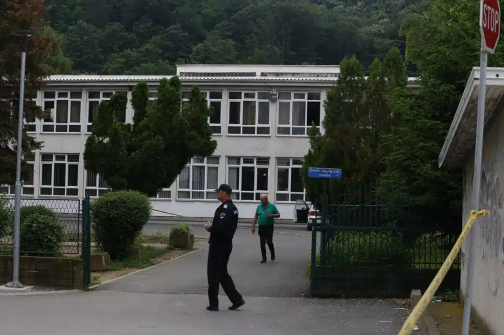 Tužilaštvo će tražiti jednomjesečni pritvor za oca dječaka koji je ranio nastavnika u Lukavcu