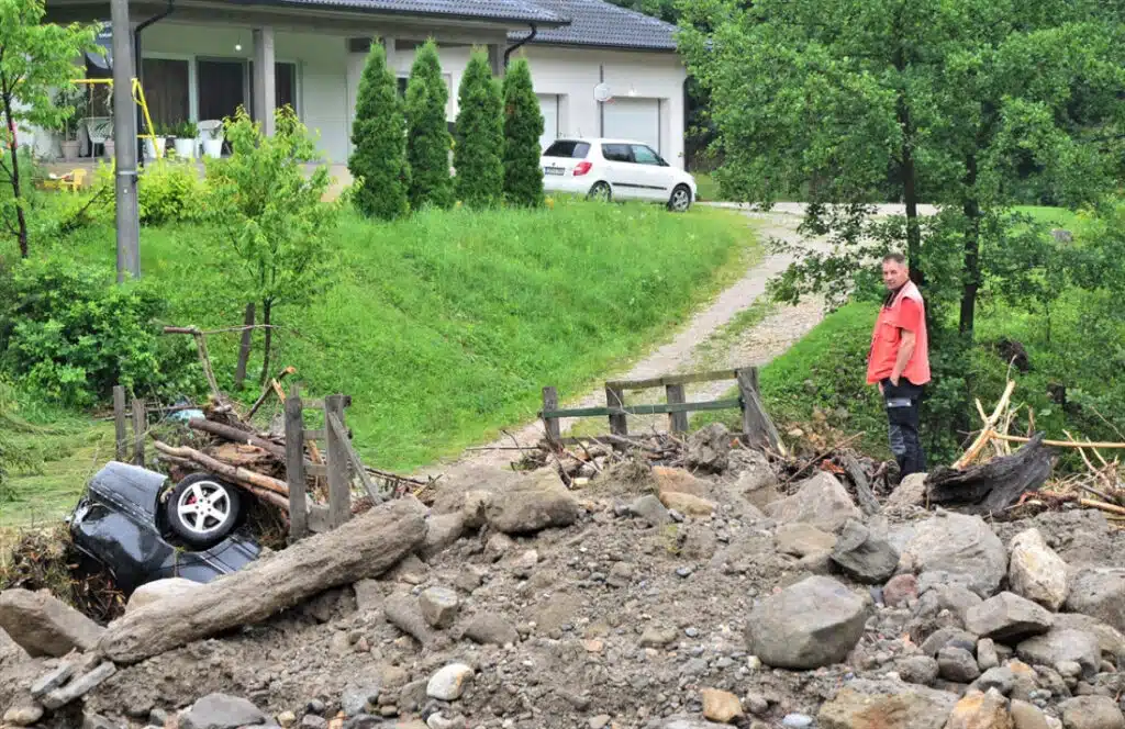 Ogromna šteta zbog bujica u Sapni: Voda je udarala u kuće i nosila sve (FOTO)