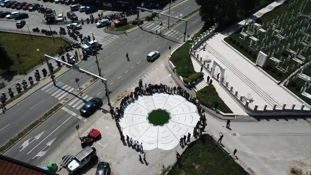 U Travniku u podne sirena za uzbunu/ Zastanite minut i odajte počast žrtvama genocida