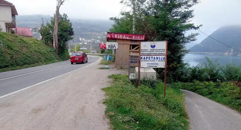 Sarajlija iskočio iz vozila jer su ga suputnici tukli te zadobio povrede