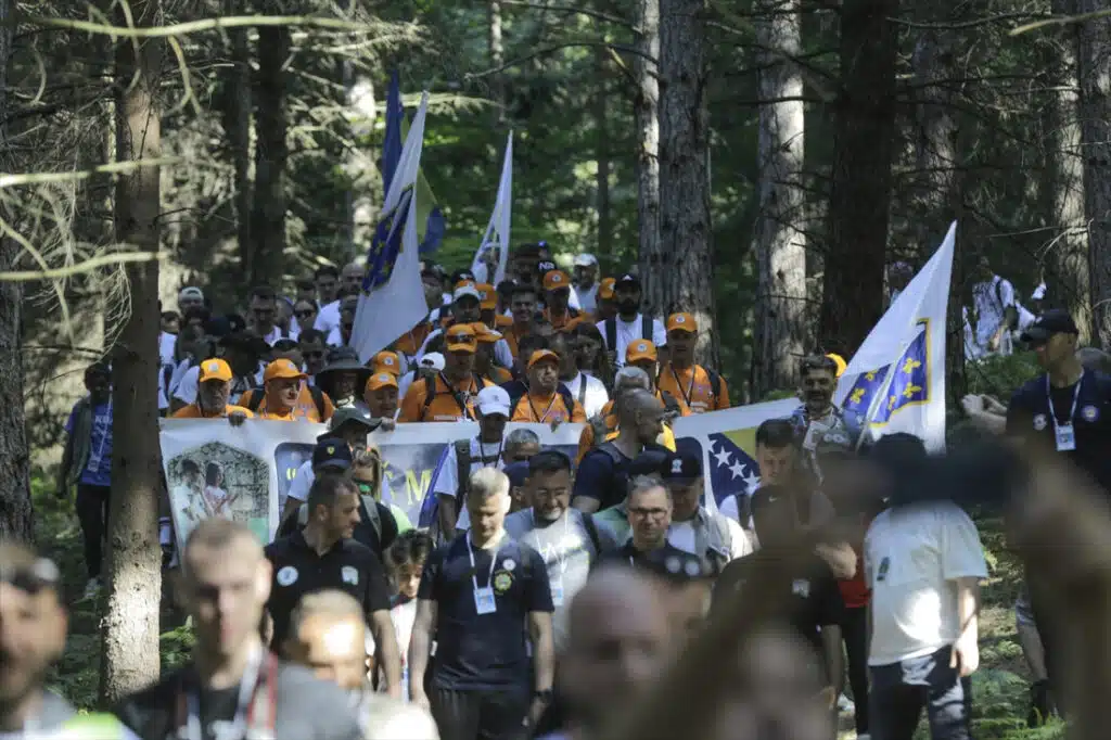 Krenuo “Marš mira”: Hiljade ljudi odaju počast žrtvama genocida u Srebrenici