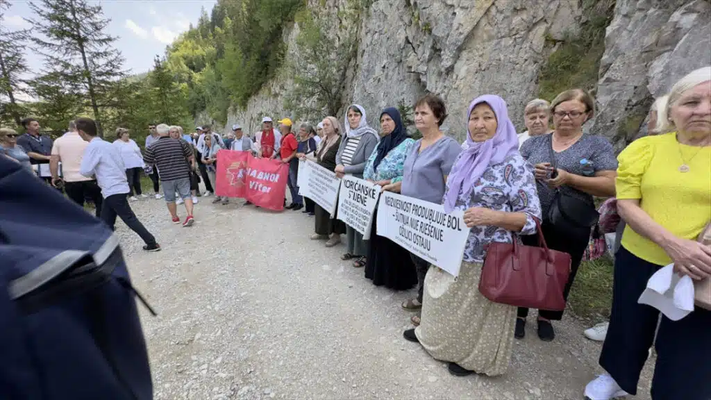 224 ruže za 224 logoraša strijeljana na Korićanskim stijenama