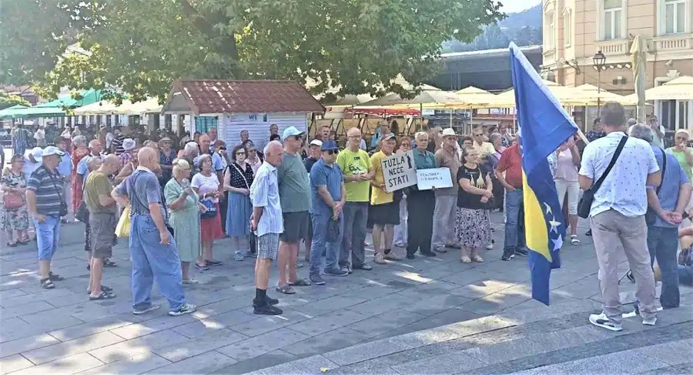 Protest penzionera u Tuzli, traže veće penzije i bolju zdravstvenu zaštitu
