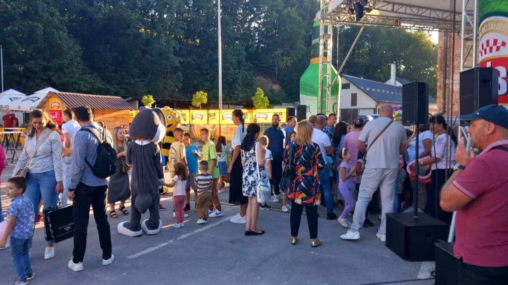 večeras koncert zabranjenog pušenja/ i mali i veliki uživali na otvaranju street food&ćevap festa u travniku