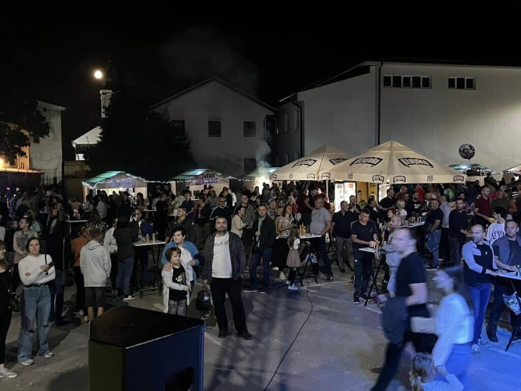 večeras koncert zabranjenog pušenja/ i mali i veliki uživali na otvaranju street food&ćevap festa u travniku