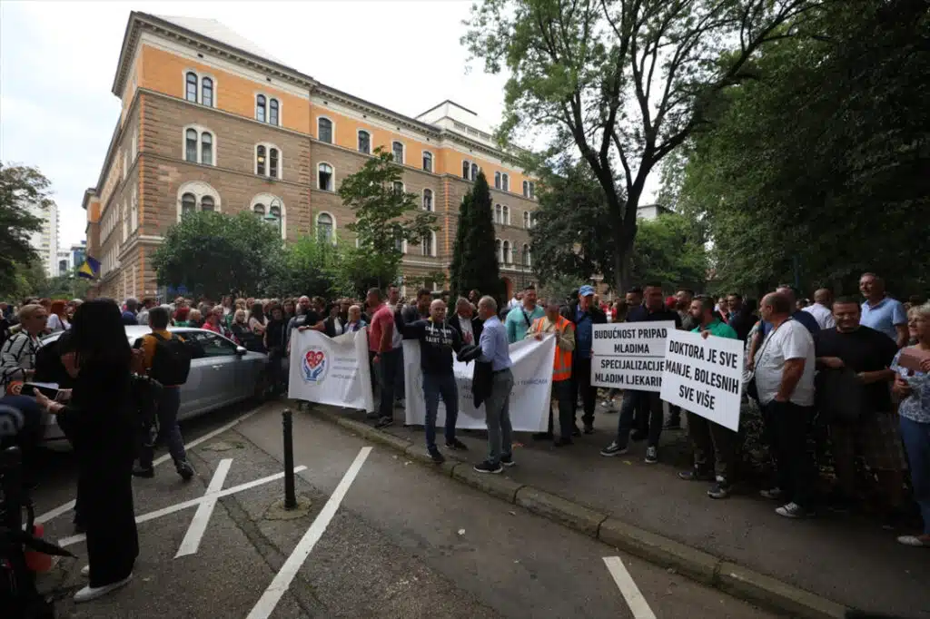 Zdravstveni radnici održali protest u Sarajevu, traže povećanje satnice