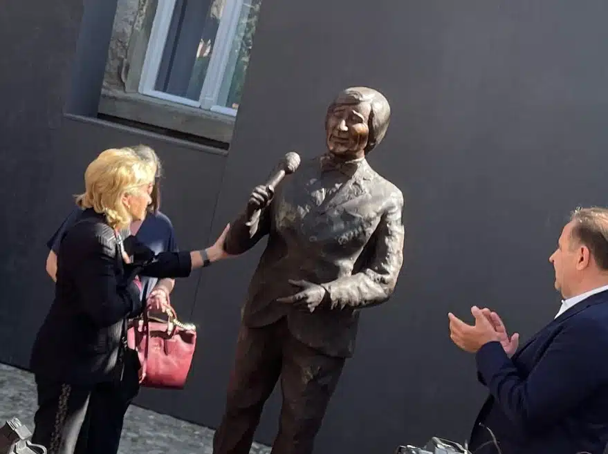 U SKADARLIJI OTKRIVEN SPOMENIK LEGENDARNOM PJEVAČU: Tomina supruga se rasplakala