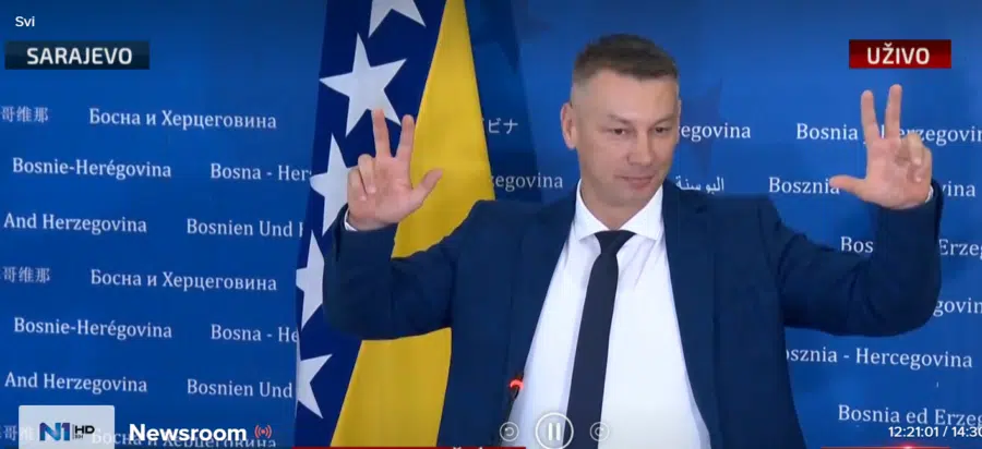 Nešić pokazao važne dokumente i opet dizao tri prsta