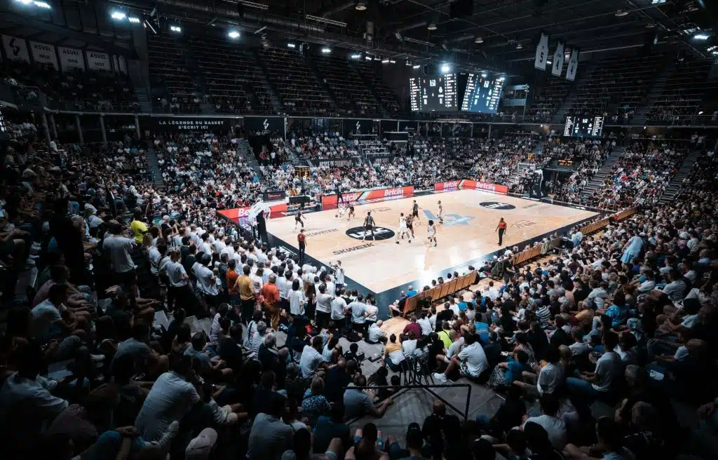 Asvel direktno iz aviona u punu Arenu!