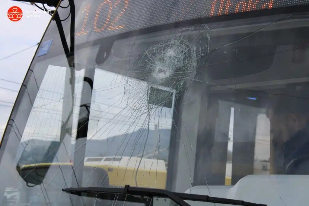 Foto/ Muškarac u Sarajevu kamenjem porazbijao stakla na tri nova trolejbusa