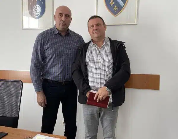 Ministar Osmanović sastao se s predsjednikom Udruženja najvećih ratnih priznanja “Zlatni ljiljan” i “Zlatna policijska značka” Novo Sarajevo