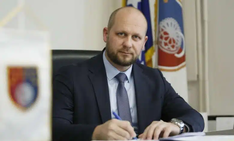 Oglasio se i Okerić nakon što su kantonalni odbori SDA, DF-a i SBIH-a, zatražili njegovu ostavku