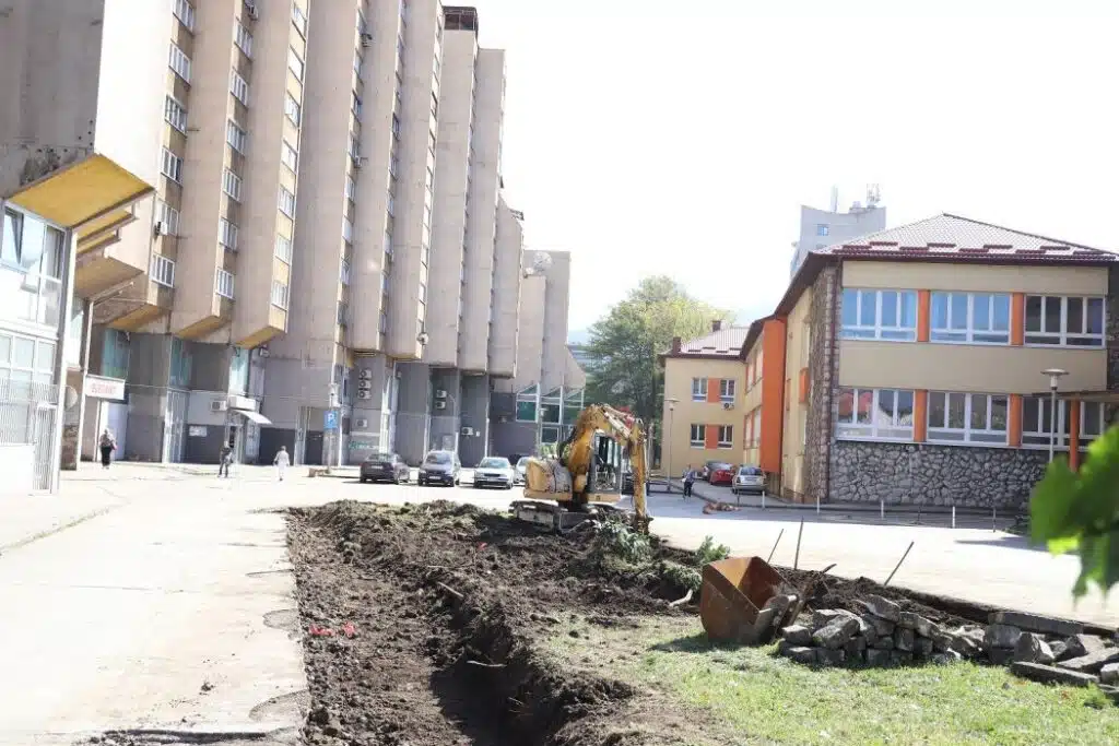 Počeli radovi na uređenju parkinga ispred Lamele