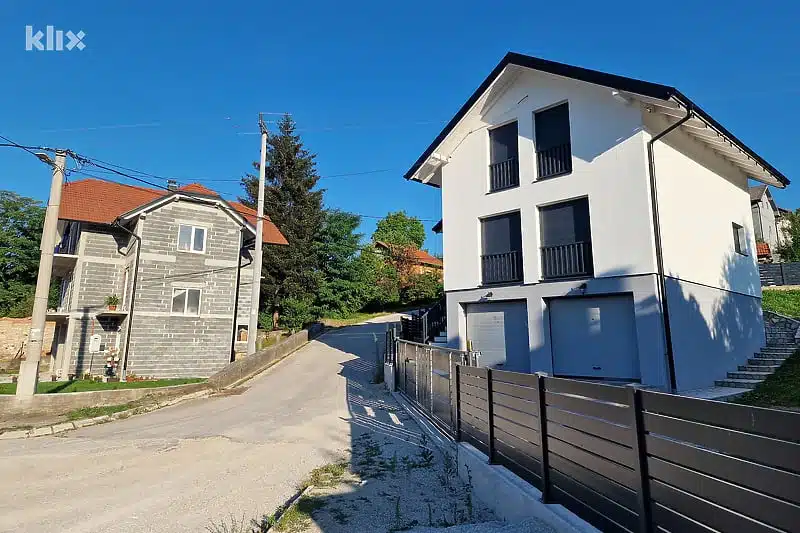Pogledajte kako izgleda obnovljena porodična kuća Aleksandra Vučića u Bugojnu
