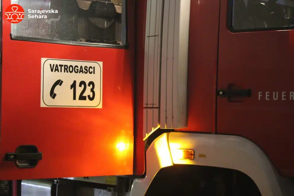 Požar izbio na kamp prikolici na Ilidži i proširio se na kuću, povrede opasne po život zadobio 57-godišnjak