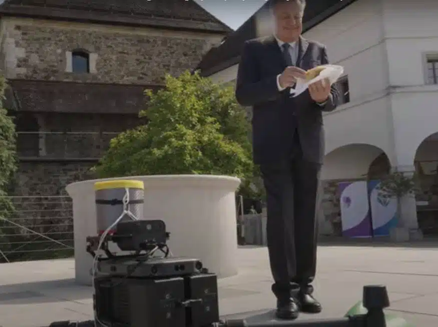 Prva dostava dronom u Sloveniji: Gradonačelnik Ljubljane dočekao burek (VIDEO)