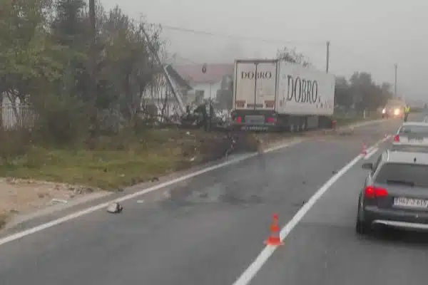 STRAVIČNA NESREĆA TOKOM NOĆI: Jedna osoba poginula, dvoje povrijeđeno