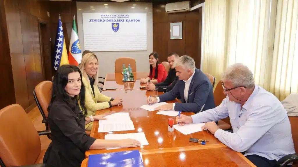 U sjedištu Vlade ZDK potpisani kolektivni ugovori za oblast zdravstva: Ljekarima i zdravstvenim radnicima povećane satnice