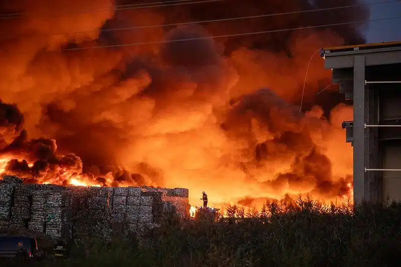Veliki požar u fabrici u Osijeku, gori nekoliko hiljada metara kvadratnih plastike – TNTportal.ba