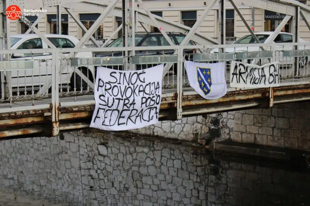 Video- foto/ “Sinoć provokacija, sutra pos’o Federacija”: Na Čobaniji okačena poruka zbog osvjetljivanja tornja na Trebeviću