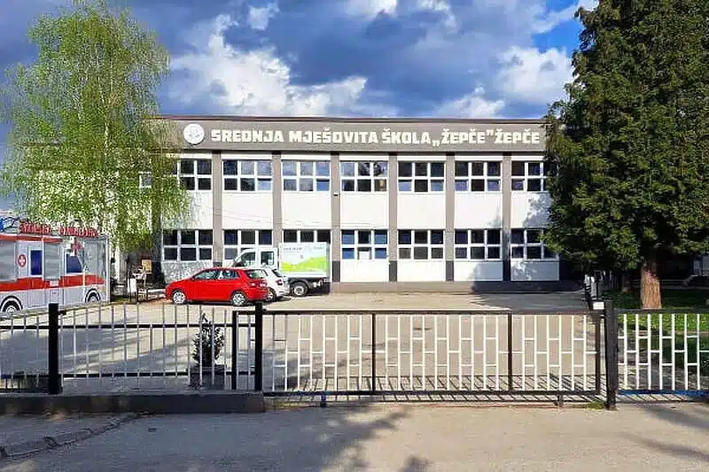 Učenik u Žepču pištoljem prijetio profesorici