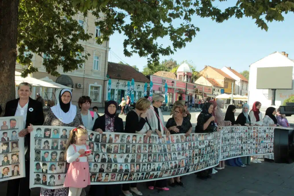Majke Srebrenice i Podrinja s Trga slobode u Tuzli upozorile na spor proces ekshumacija