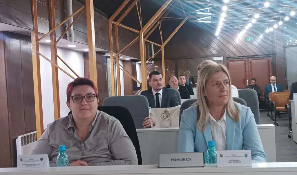 Skupština smijenila premijerku Amru Mehmedić i Vladu ZDK