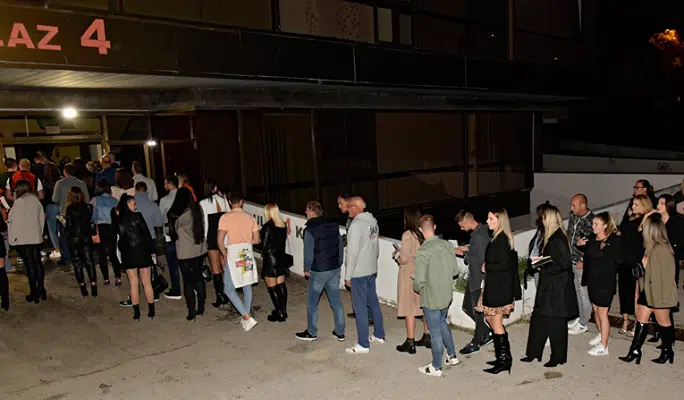 Ovo je subotnja gužva pred dvoranom Gripe u Splitu zbog Ace Lukasa