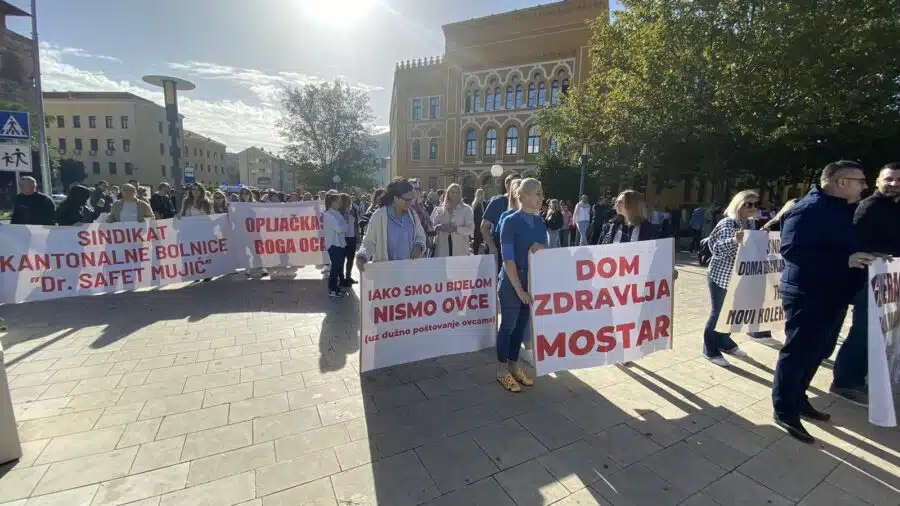 Protestna šetnja medicinskih radnika u Mostaru