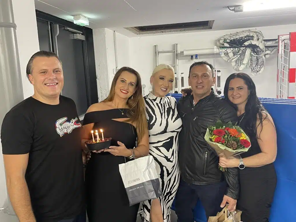 ŽELJKA SLAVILA ROĐENDAN, SEMIR JOJ PJEVAO PJESME: U Francuskoj se orile pjesme Šabana, Šerifa i Halida