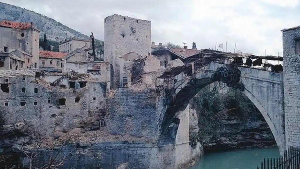 Prije 30 godina srušen Stari most u Mostaru, objavljen novi snimak rušenja