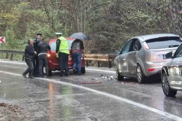 DIJELOVI AUTA RASUTI PO CESTI: Saobraćajna nesreća na ulazu u Kladanj