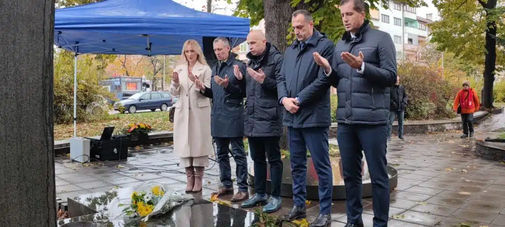 Delegacija Vlade i Skupštine ZDK položila cvijeće i odala počast na spomen-obilježju Kameni spavač i spomen-kosturnici Papirna