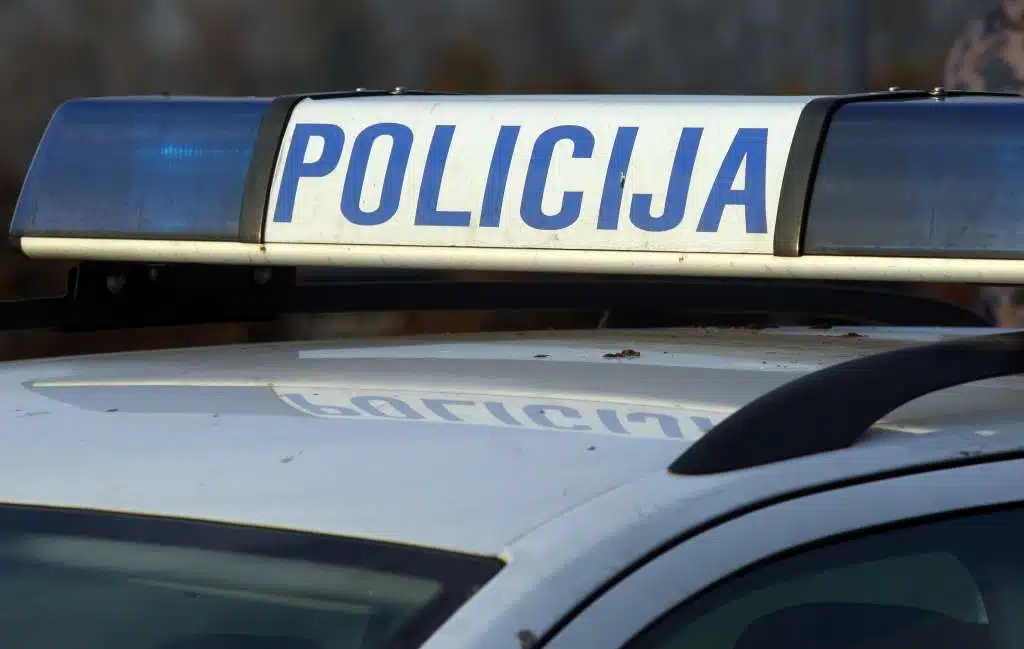 Maskirani pljačkaš u okolini Mostara od poštara oteo novac, dron, telefone, pa se odšetao pucajući u zrak