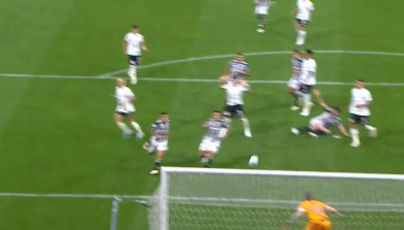 PREPOZNAO STANJE: Vratar imao dobar razlog da pusti gol (VIDEO)