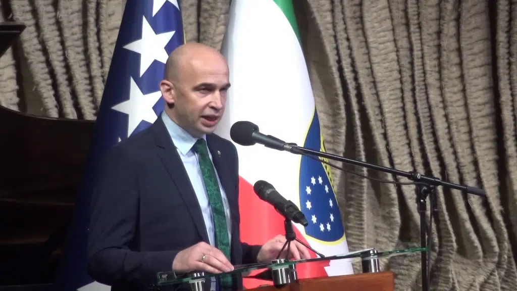 Premijer Pivić na svečanoj akademiji povodom Dana državnosti: Čuvajmo domovinu i nastavimo je voditi ka napretku i boljoj budućnosti