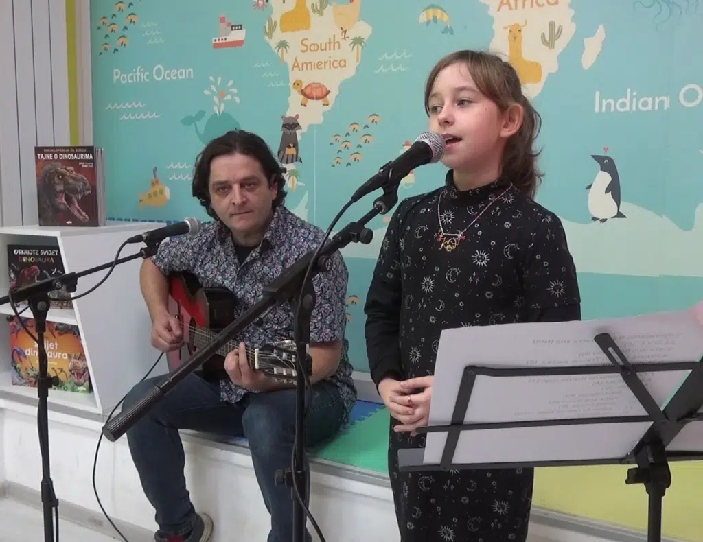 Priređen koncert “Kira i raspjevana lektira” za osnovce iz Žepča