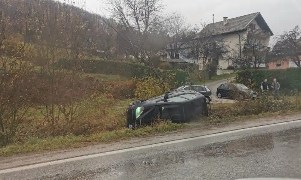 Prometna na putu Busovača – Kiseljak: Automobil završio u kanalu – TNTportal.ba